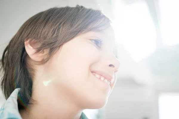 Kleiner Junge Drückt Sein Glück Aus — Stockfoto