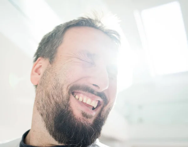 Glücklicher Mann Allein Drinnen Lacht — Stockfoto