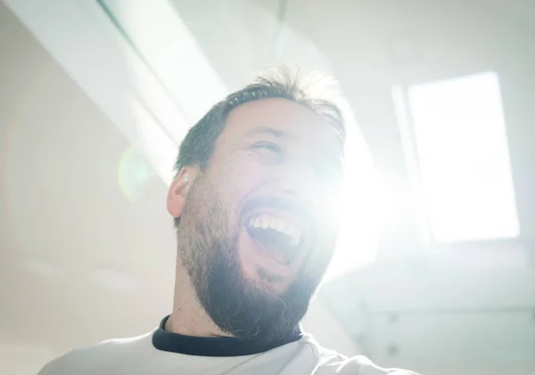 Щасливий Чоловік Один Приміщенні Сміється — стокове фото