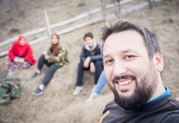 Familia Musulmana Descansando Del Senderismo Tomando Una Selfie —  Fotos de Stock