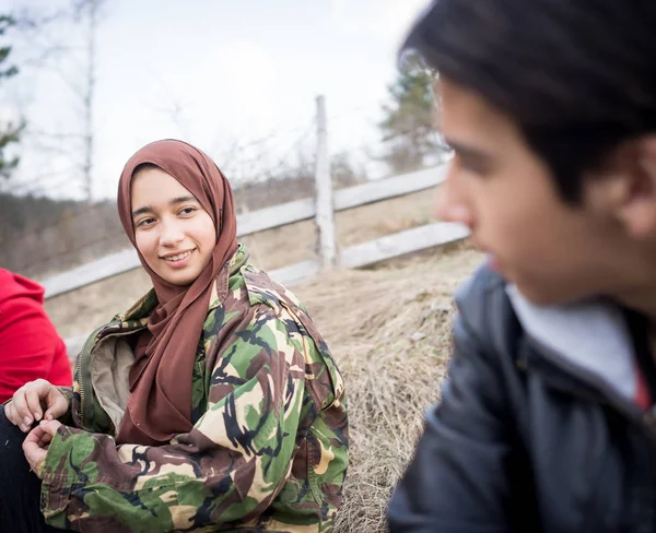 Muslimische Familie Erholt Sich Vom Wandern — Stockfoto