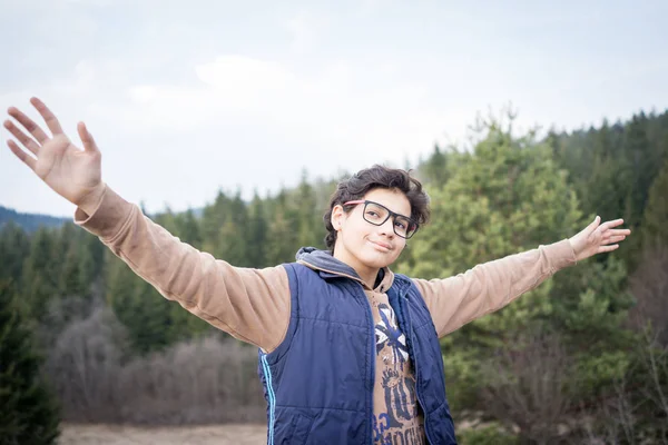 Genç çocuk dağ ormanlarında yürüyüş yapıyor ve eğleniyor. — Stok fotoğraf
