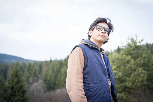 Adolescente niño senderismo y disfrutar en el bosque de montaña — Foto de Stock