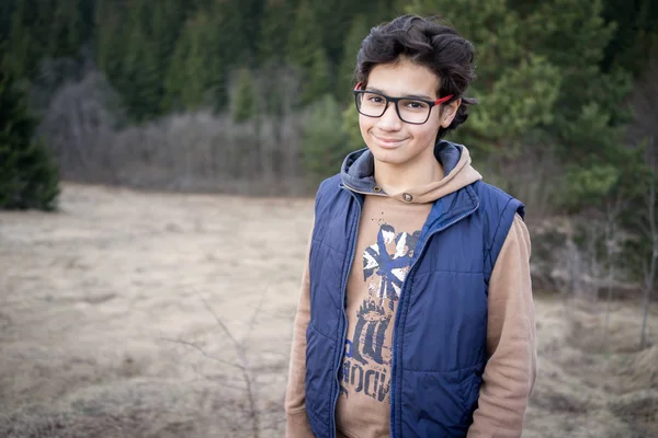 Мальчик-подросток путешествует и наслаждается горным лесом — стоковое фото