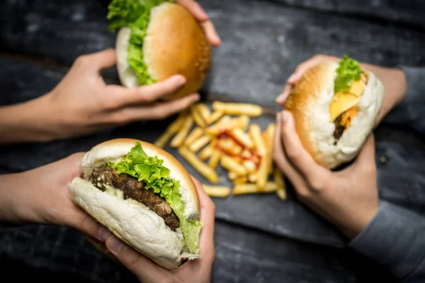 Freunde Sitzen Und Essen Burger — Stockfoto