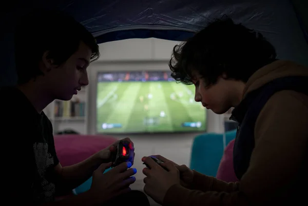 Dois Irmãos Sentados Casa Jogar Videojogos — Fotografia de Stock