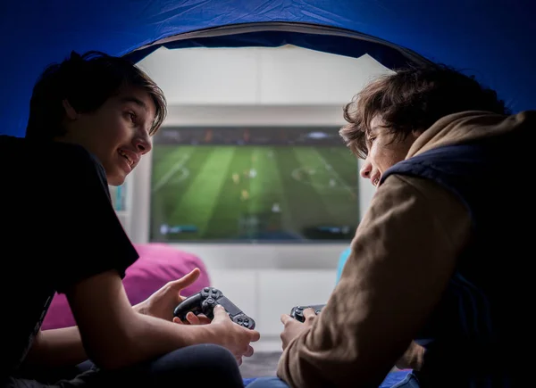 Dois Meninos Sentados Tenda Jogando Videogames Console Jogos — Fotografia de Stock