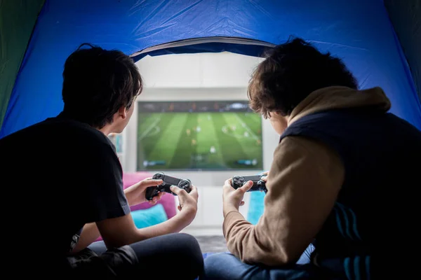 Два Мальчика Сидящие Палатке Играющие Видеоигры Игровой Приставке — стоковое фото