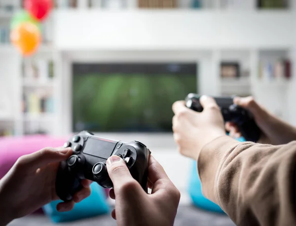 Deux Garçons Assis Maison Jouant Des Jeux Vidéo Sur Console — Photo