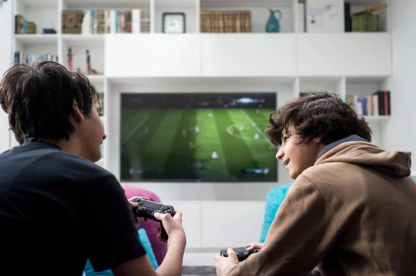 Dois Meninos Sentados Casa Jogando Videogames Console Jogos — Fotografia de Stock