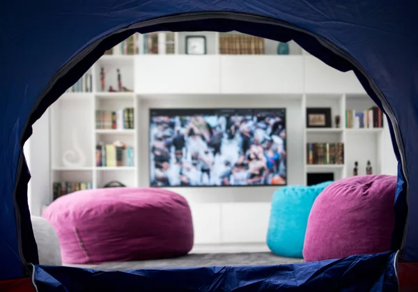 Blick Vom Zelt Auf Den Fernseher Wohnzimmer — Stockfoto