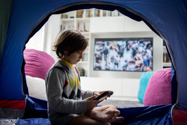 Kind Sitzt Zelt Und Spielt Auf Tablet — Stockfoto