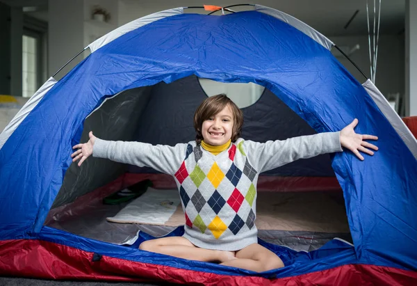Barn Som Har Camping Tält Vardagsrummet För Skojs Skull Och — Stockfoto