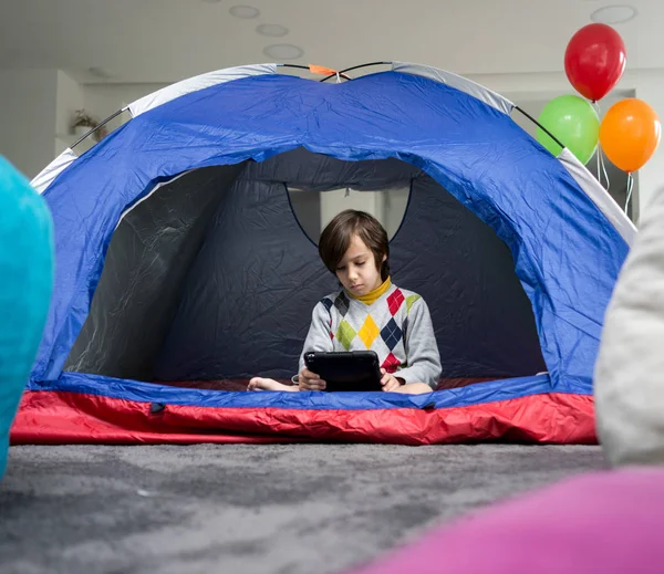 Dzieci Posiadające Namiot Kempingowy Salonie Dla Zabawy Przygody — Zdjęcie stockowe