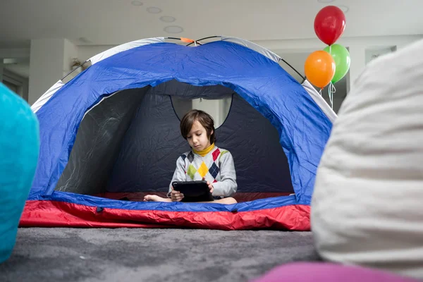 Dzieci Posiadające Namiot Kempingowy Salonie Dla Zabawy Przygody — Zdjęcie stockowe