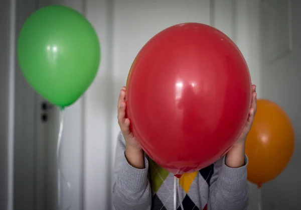 Piccolo Bambino Hidign Dietro Palloncini — Foto Stock