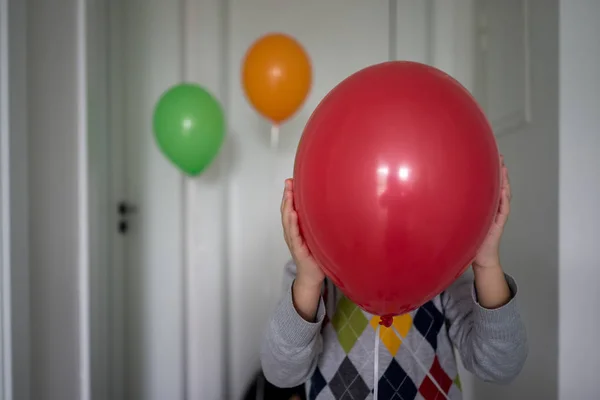 Dítě Skrývá Balónky — Stock fotografie