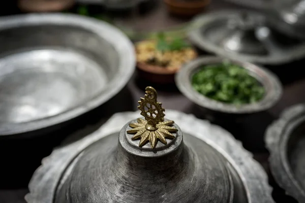 Server Makan Malam Tradisional Atas Meja Untuk Mengumpulkan Keluarga — Stok Foto