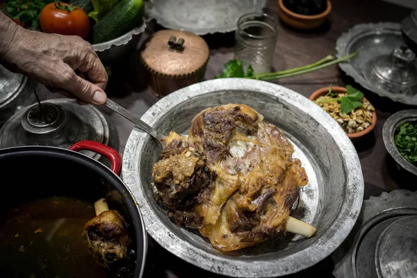 맛있는 저녁을 식탁에 가족을 모은다 — 스톡 사진