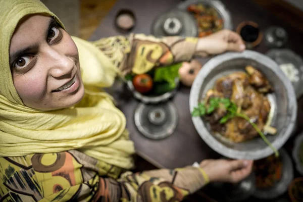 Muselman Kvinna Portion Iftar Bord För Samla Familj — Stockfoto