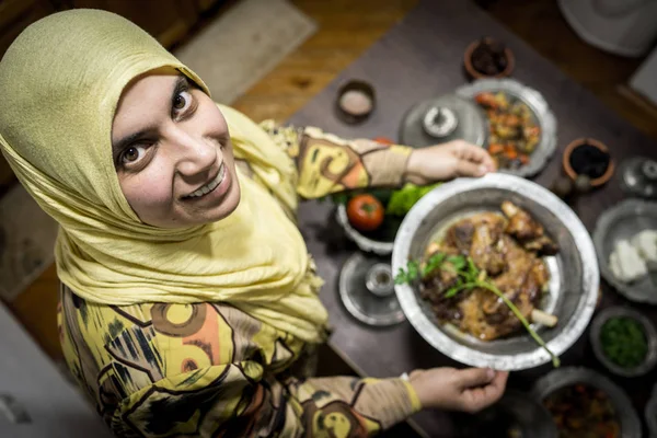 Mujer Musulmana Sirviendo Iftar Mesa Para Reunir Familia — Foto de Stock