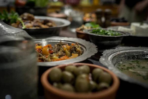 Tradiční Sloužil Iftar Ramadánu Stole Pro Shromažďování Rodiny — Stock fotografie