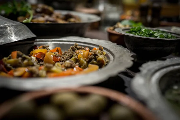 Traditionelles Serveressen Auf Dem Tisch Für Das Familientreffen — Stockfoto