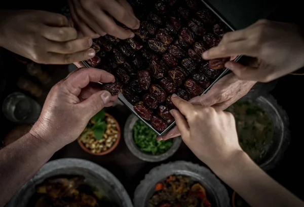 Eating Dates What Muslim Family First Iftar Ramadan — Stock Photo, Image