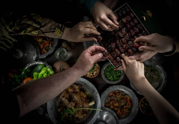 Datums Eten Wat Moslimfamilie Eerst Doet Voordat Iftar Ramadan — Stockfoto