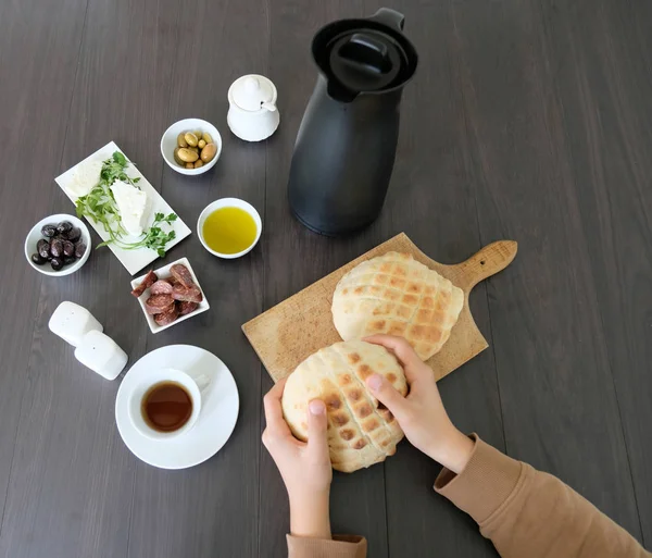 Jeune Garçon Manger Pain Avec Son Petit Déjeuner Sain — Photo