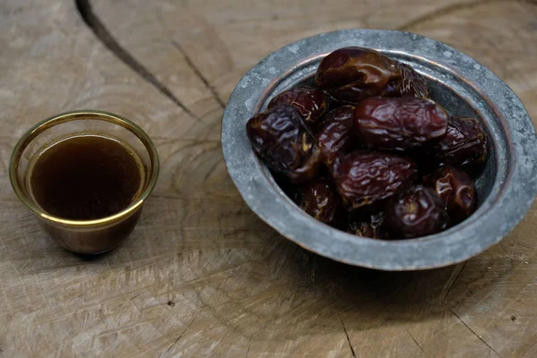 Medjool Tanggal Atas Meja Kayu — Stok Foto