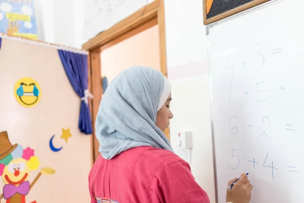 Musulmane Enseignant Écriture Sur Tableau Blanc Dans Salle Classe — Photo