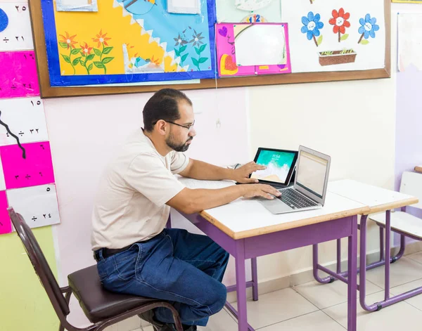 Arabischer Lehrer Unterrichtet Klasse Mit Technologie — Stockfoto