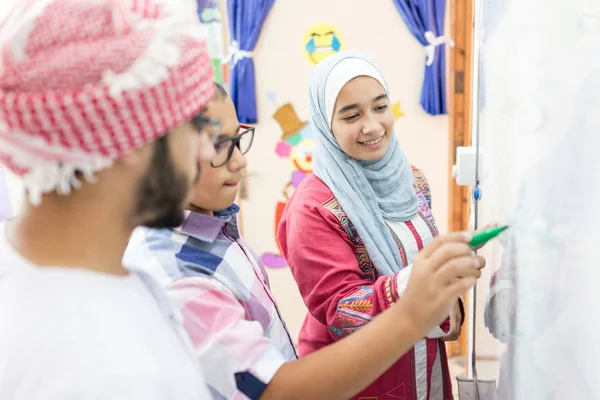 Muzułmańscy Arabscy Studenci Rozwiązujący Pytanie Matematyczne Tablicy — Zdjęcie stockowe