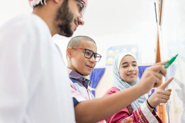 Étudiants Arabes Musulmans Résoudre Une Question Mathématiques Sur Tableau Blanc — Photo