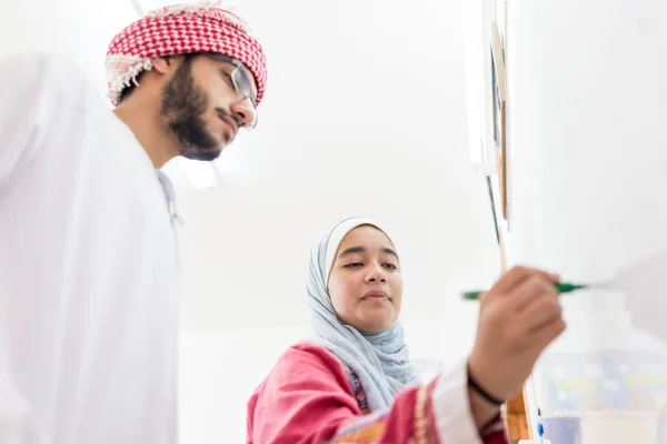 Muslimští Arabští Studenti Řeší Matematickou Otázku Tabuli — Stock fotografie