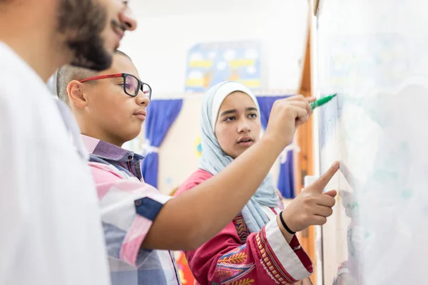 イスラム教徒の研究室の学生がホワイトボード上の数学の質問を解決 — ストック写真