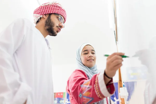 Muszlim Arab Diákok Egy Matematikai Kérdést Oldanak Meg Táblán — Stock Fotó
