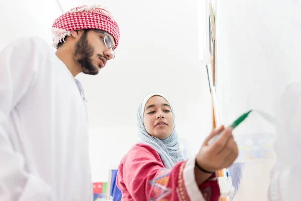 Estudantes Árabes Muçulmanos Resolvendo Uma Questão Matemática Quadro Branco — Fotografia de Stock