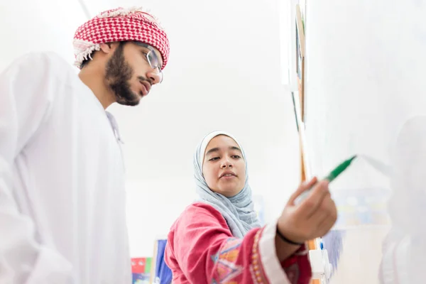 Muslimische Arabische Schüler Lösen Eine Mathe Frage Auf Dem Whiteboard — Stockfoto