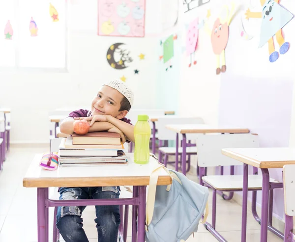 Muszlim Iskolás Fiú Osztályteremben Asztalon Egyedül — Stock Fotó