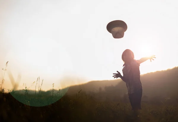 Jovem Silhueta Espaço Pôr Sol — Fotografia de Stock