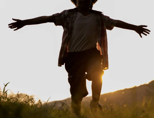 Молодий Хлопець Силует Ландшафті Заході Сонця — стокове фото