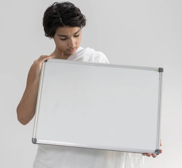 Tiener Jongen Dragen Ihram Voor Hajj Houden Kopie Ruimte Bord — Stockfoto