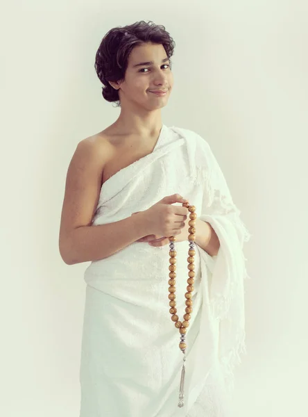 Tiener Jongen Die Ihram Draagt Voor Hajj Met Rozenkrans — Stockfoto