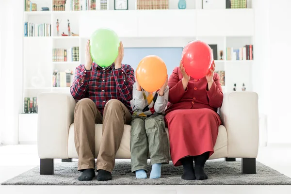 Mamma Far Och Gömmer Sig Bakom Ballonger Hemma — Stockfoto