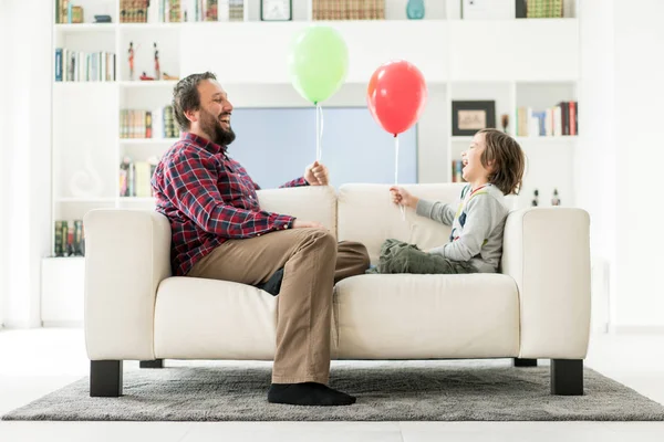 Pai Filho Brincando Com Balões Sofá Casa — Fotografia de Stock