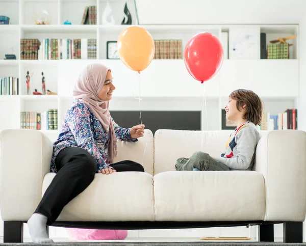 Muslimská Žena Malý Chlapec Hrát Balónky Doma — Stock fotografie