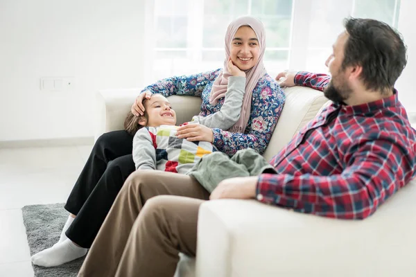 Bonne Famille Musulmane Assise Sur Canapé Dans Salon Maison — Photo