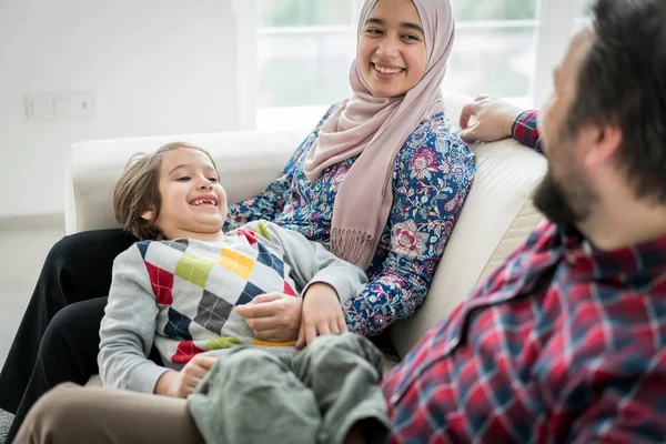 Família Muçulmana Feliz Sentada Sofá Roome Vivo Casa — Fotografia de Stock